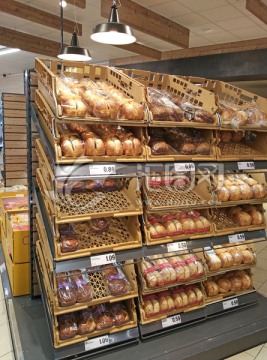 荷兰超市面包货架