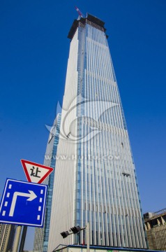 摩天大楼和标志牌