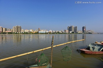 东江河边渔船 江边建筑