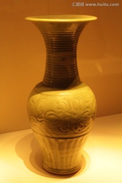 龙泉窑青釉缠枝牡丹纹瓶