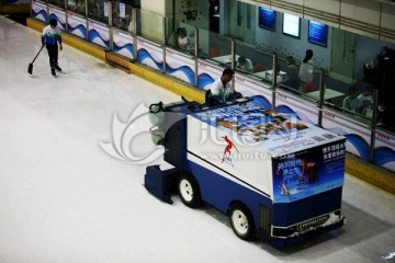室内滑冰场制冰车