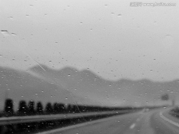 雨中高速公路行驶