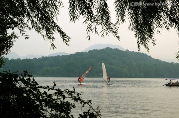 西湖上的帆船运动