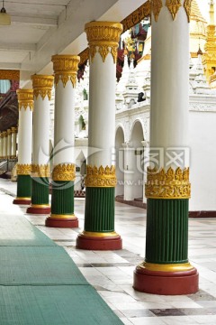 缅甸仰光大金塔的走廊