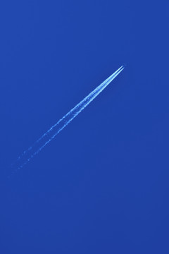 飞机留在蓝天中的飞行轨迹