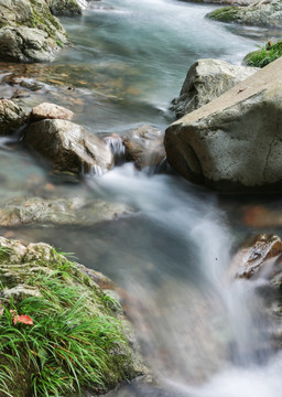 山谷溪流