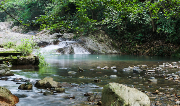 山谷溪流