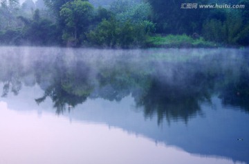 水面 雾气