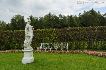 花坛草坪上的欧洲雕塑
