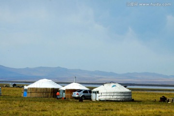 秋季草原上的蒙古包