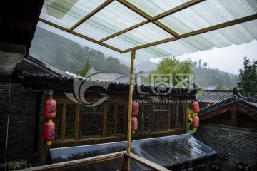 雨落束河