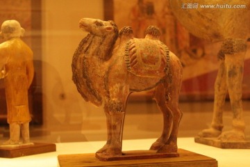 彩绘陶驮物骆驼