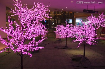 商场内的桃花灯装饰