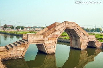 三孔石拱桥