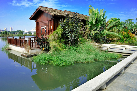 水边绿色小屋