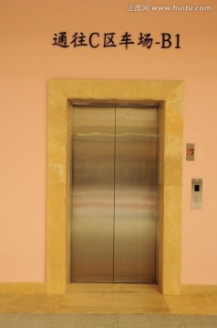 佛罗伦萨小镇 电梯入口