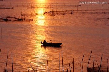 夕阳下的小船