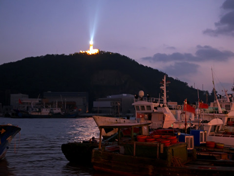 舟山沈家门渔港渔船灯塔夜景