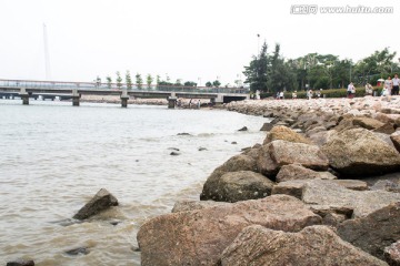 海滩边的石块