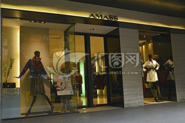 服装店橱窗展示