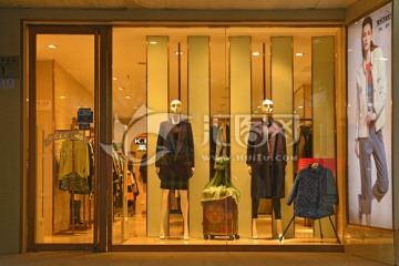 服装店橱窗展示