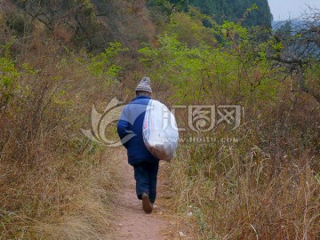 山村风情 空巢老人的山路