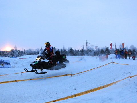 冬季清晨的雪地摩托车赛