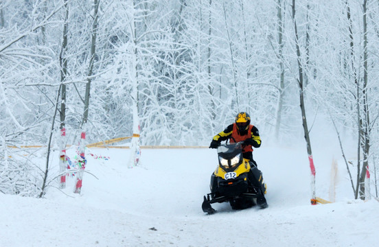冬季清晨密林中的雪地摩托车赛