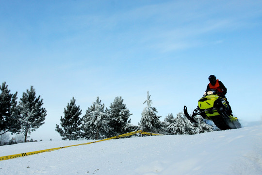 冬季雪地摩托车比赛
