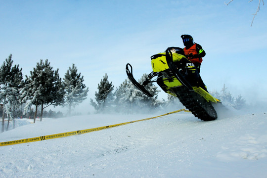 飞起的雪地摩托车