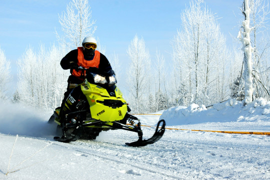 冬季的雪地摩托车赛手