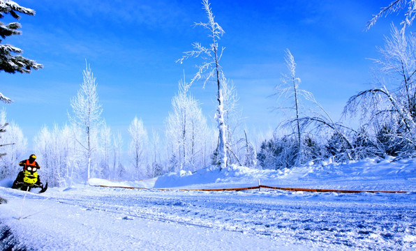 冬季雪地摩托赛