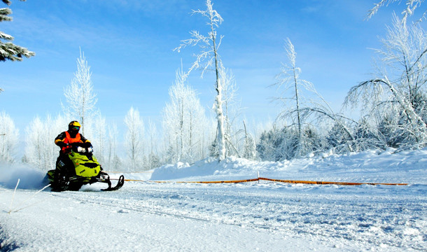 冬季雪地摩托车赛