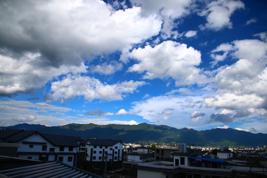 丽江古城上空的蓝天