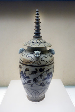 青花牡丹纹塔式盖瓶