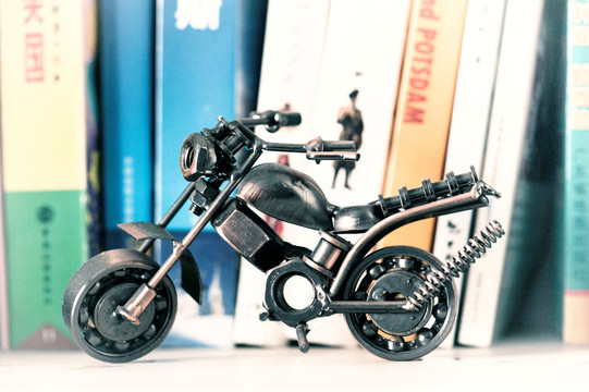 书架上的摩托车模型