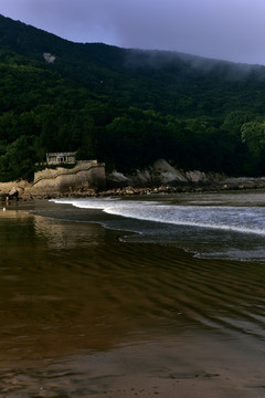 大山下的海边城堡