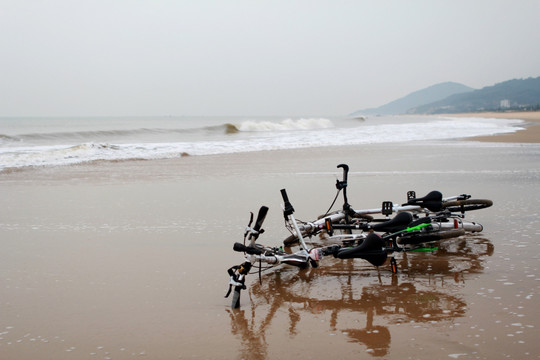 海浪冲倒的自行车