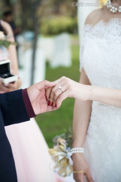婚礼上夫妻交换戒指