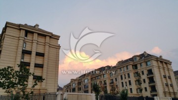 黄昏时建筑上空的云