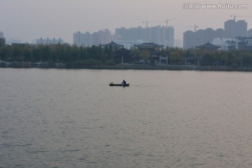 湖上清晨