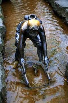 雕塑 男孩捉鱼