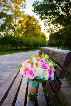 公园长椅上的手捧花