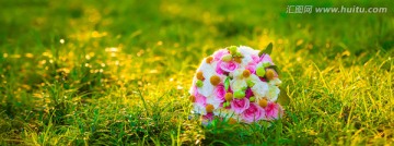 草坪上的新娘手捧花