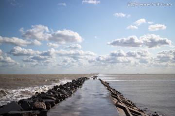 海浪冲向栈道