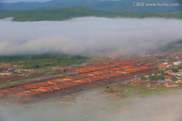 云雾下的贮木场