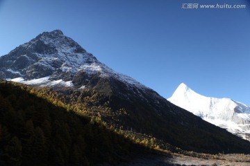 央迈勇及其左侧雪山