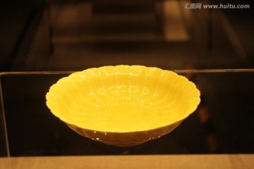 黄釉菊瓣盘