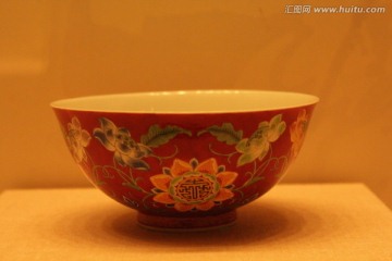 胭脂红地珐琅彩莲花团寿字碗