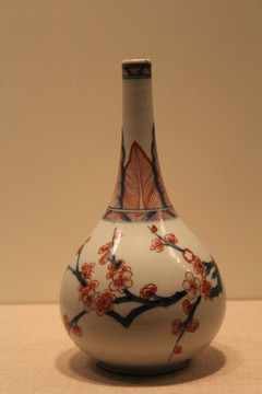 青花矾红彩梅花纹胆式瓶
